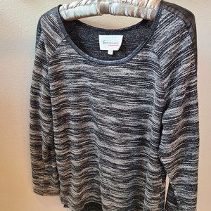 Two by Vince Camuto black and white top